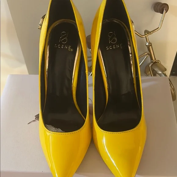 Scene Weaver Yellow and Gold Stiletto Heels with Serpent Embellishment nwot - Picture 3 of 10